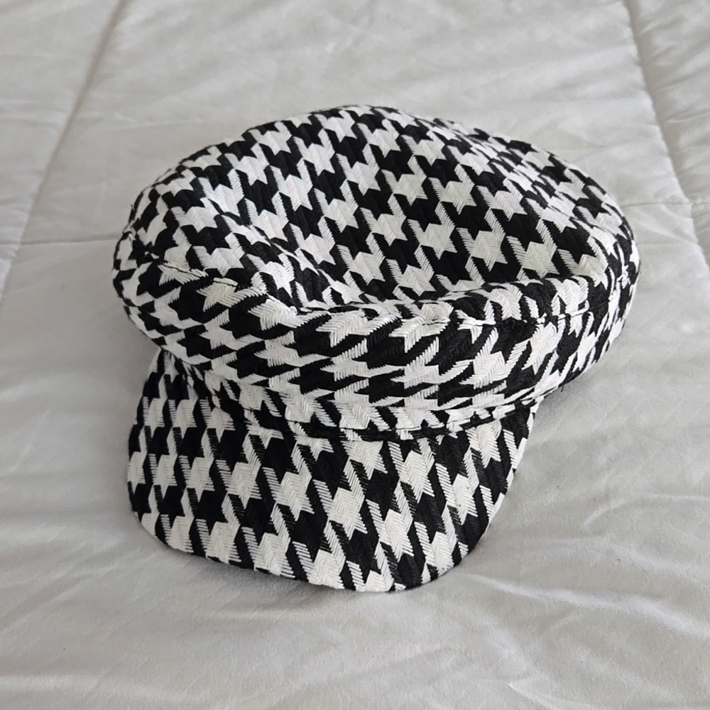NWT trendy hat.Unisex.